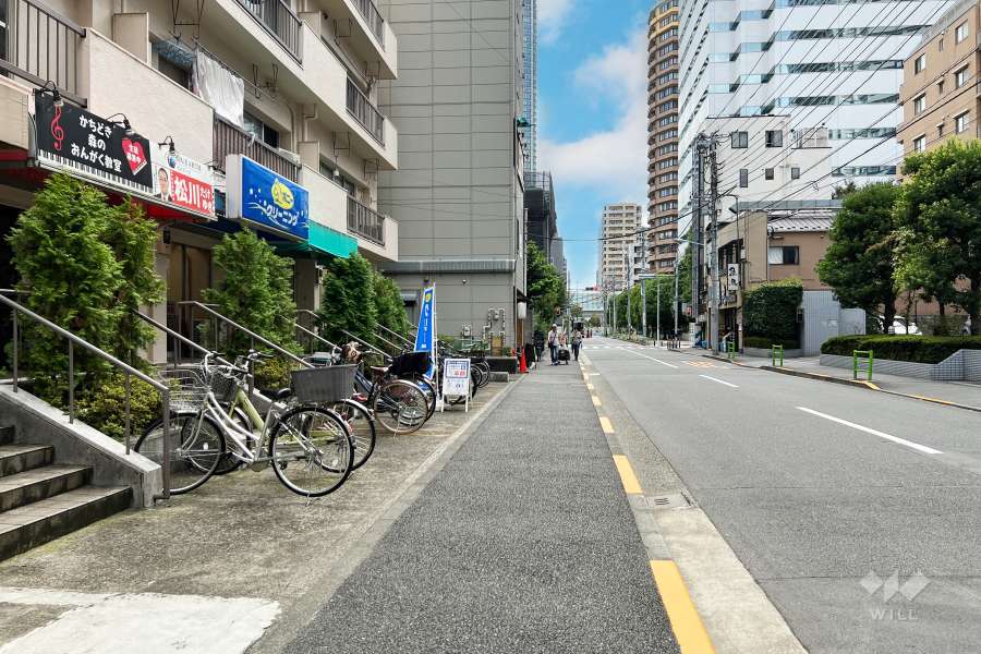 敷地の北西側前面道路（北東側から）