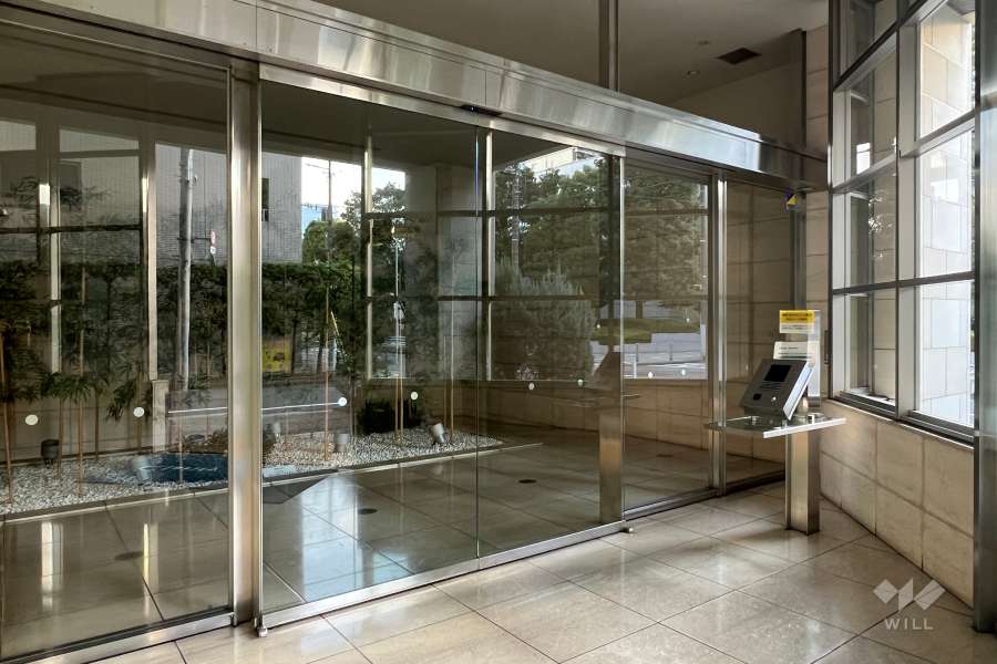 エントランスはオートロック付きです。