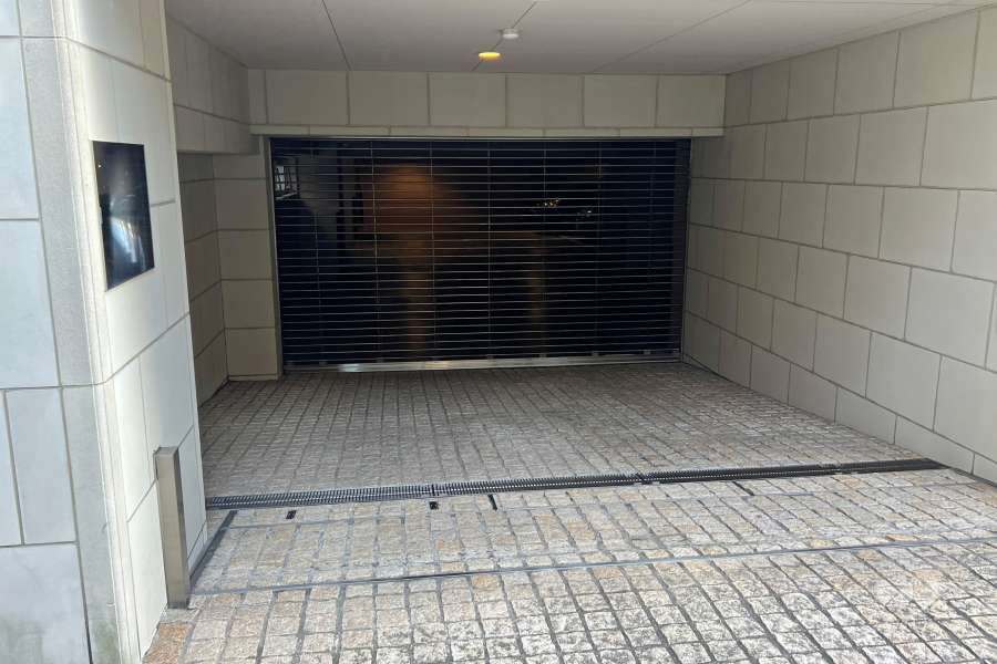 駐車場出入り口（リングシャッター付き）