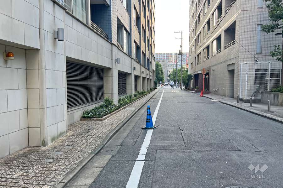 敷地の北西側前面道路（北東側から）