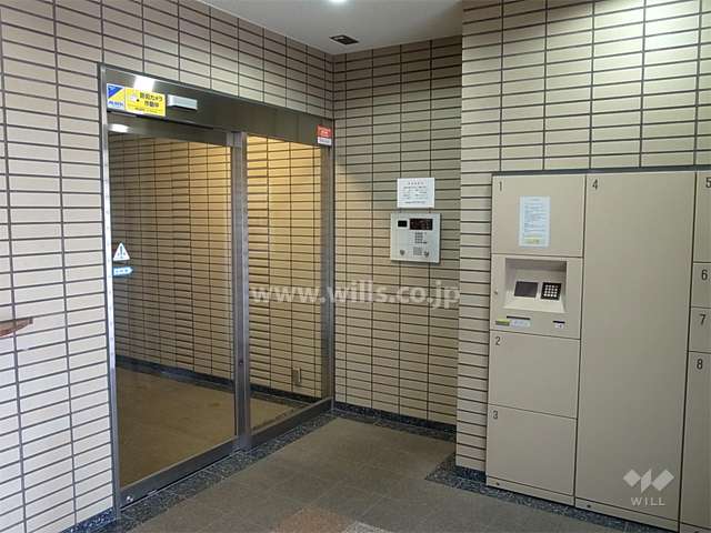 オートロックの操作盤と宅配ボックス