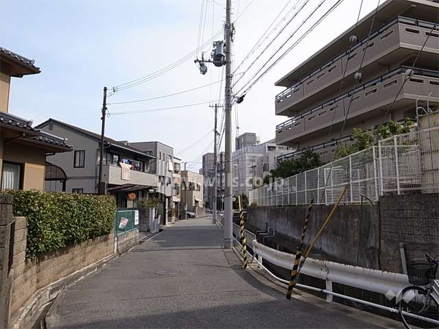 敷地の北西側には水路が流れています。