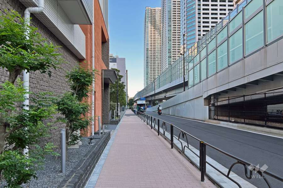 敷地の南西側前面道路は環二通りです（北西側から）。