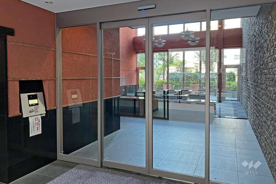 エントランスはオートロック付きです。