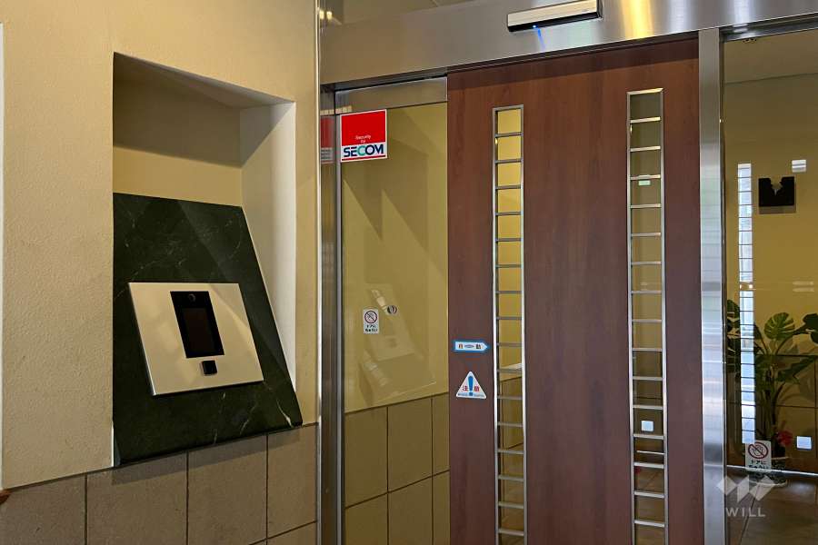 エントランスはオートロック付きです。