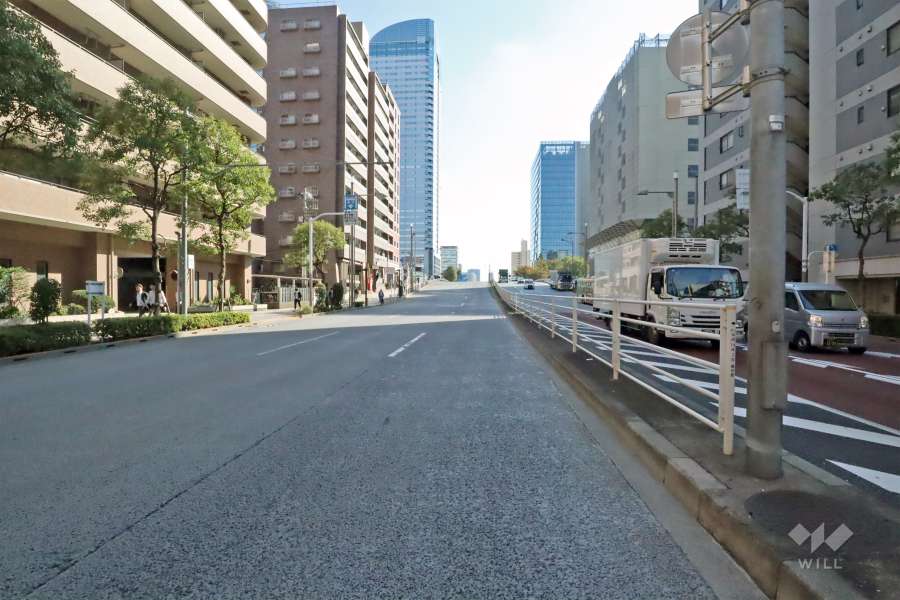 敷地南西側の前面道路は晴海通りです(北西側から)。