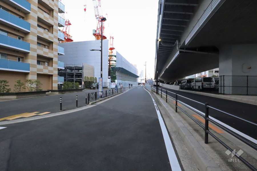 敷地北東側の前面道路(南東側から)
