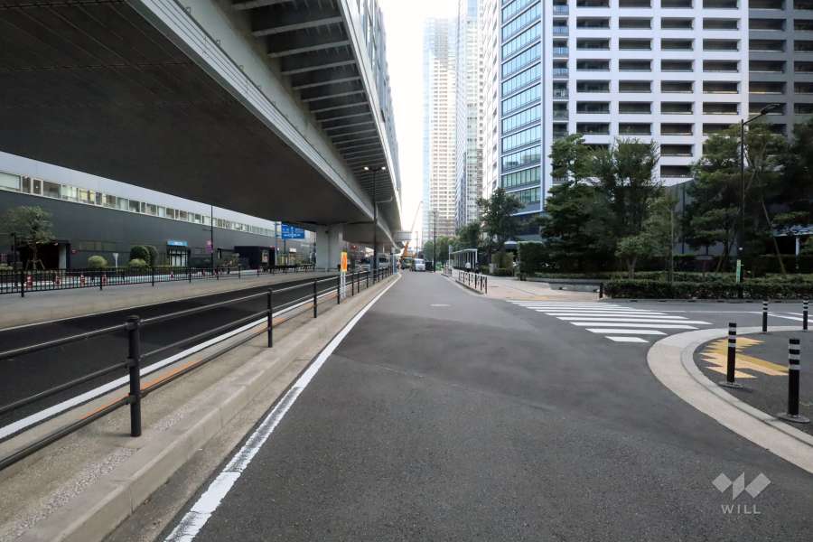 敷地北東側の前面道路(南東側から)