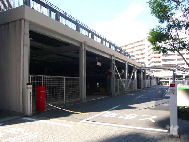 ロボットゲート付きの敷地内駐車場