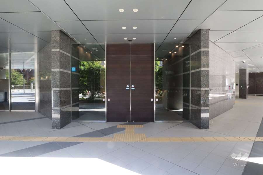 エントランスはオートロック付きです。