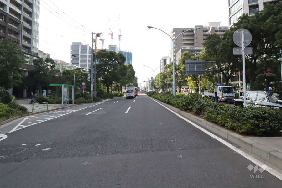 敷地北西側の前面道路(北東側から)