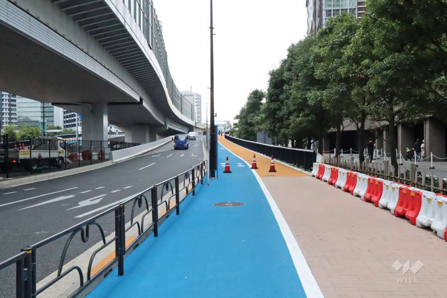 敷地北東側の前面道路(北西側から)