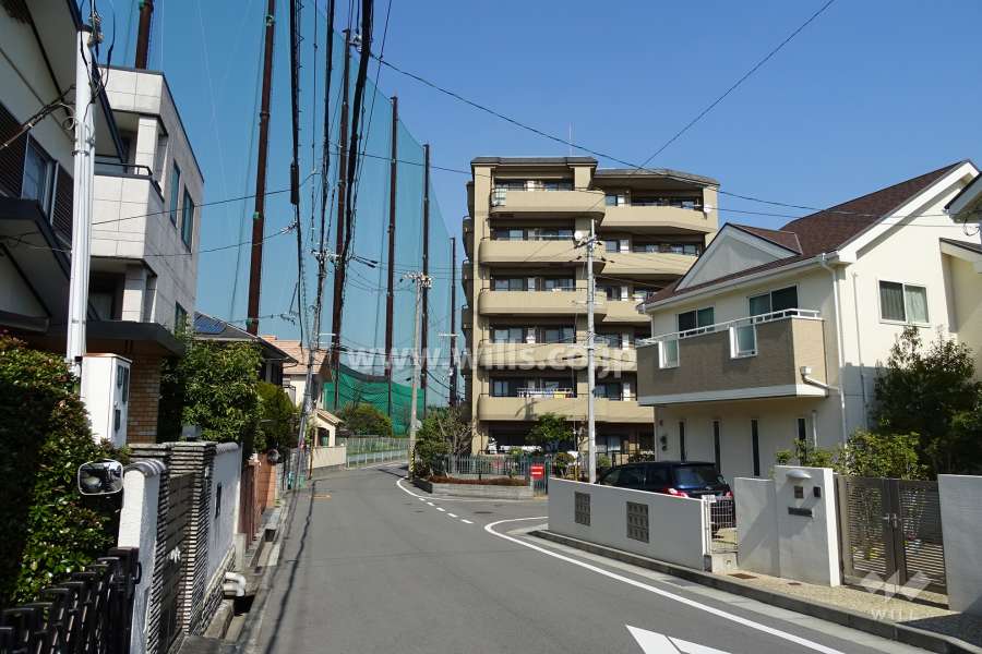 敷地西側の前面道路