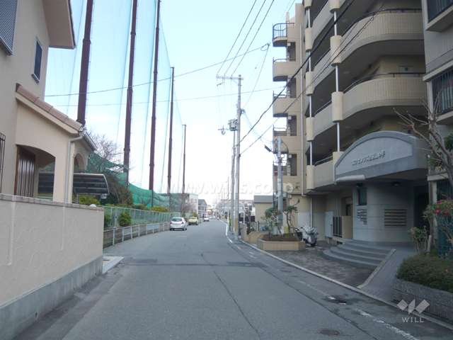 道路を挟んで西側には『上ケ原ゴルフ練習場』が広がっています。