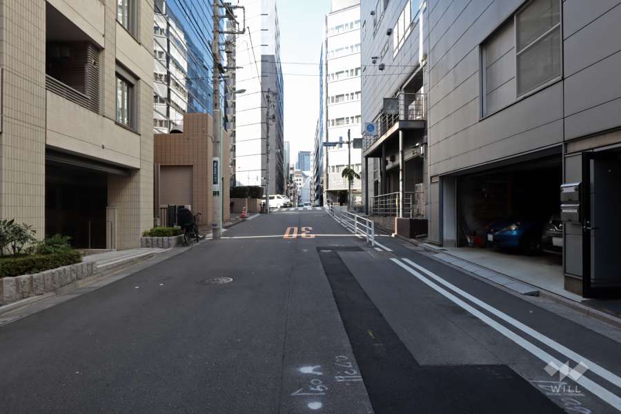 敷地北東側の前面道路(南東側から)