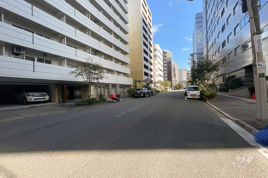 敷地南西側の前面道路（北西側から）