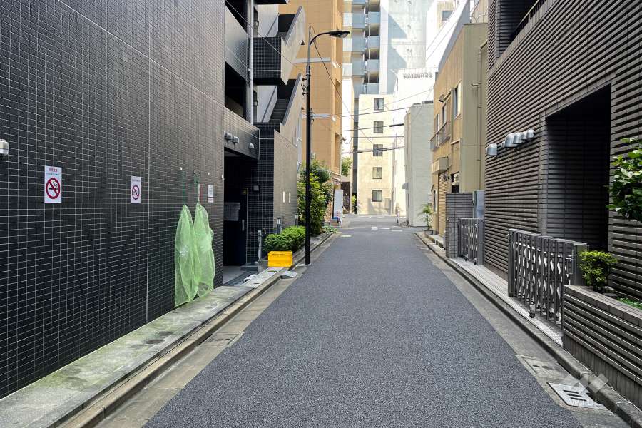 敷地北側の前面道路（東側から）