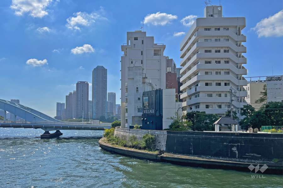 敷地北側には隅田川が流れ、『豊海橋』が架かっています。