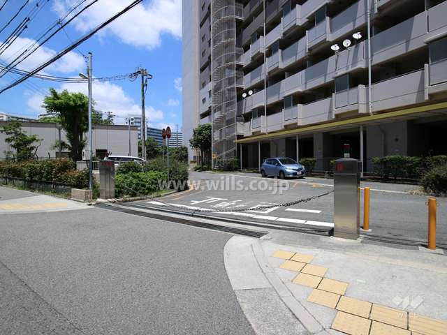 駐車場入り口（ロボットゲート付き）