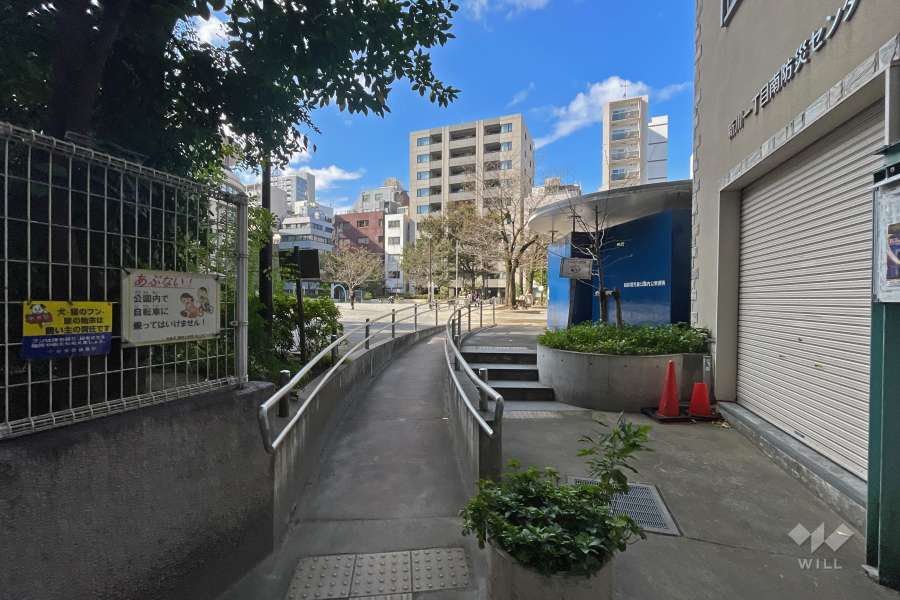 敷地西側に隣接した『越前堀児童公園』