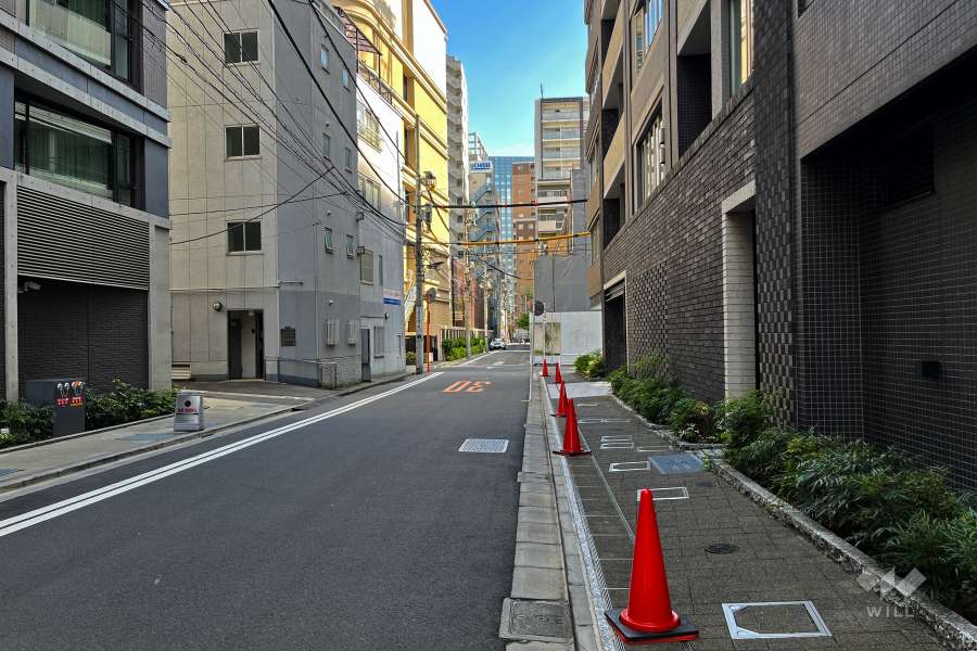 敷地北東側の前面道路（北西側から）