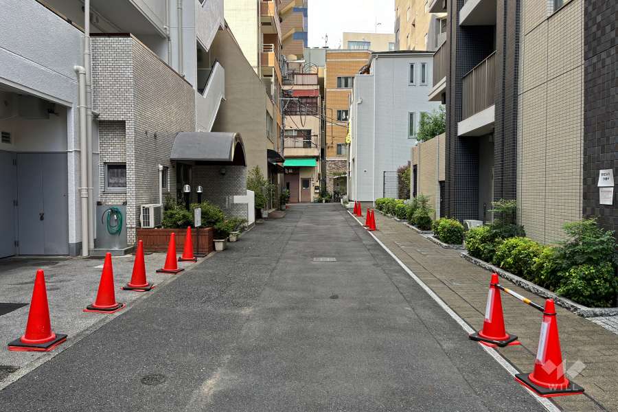 敷地西側の前面道路（南側から）