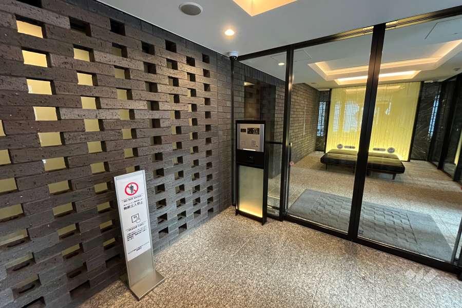 エントランスはオートロック付きです。