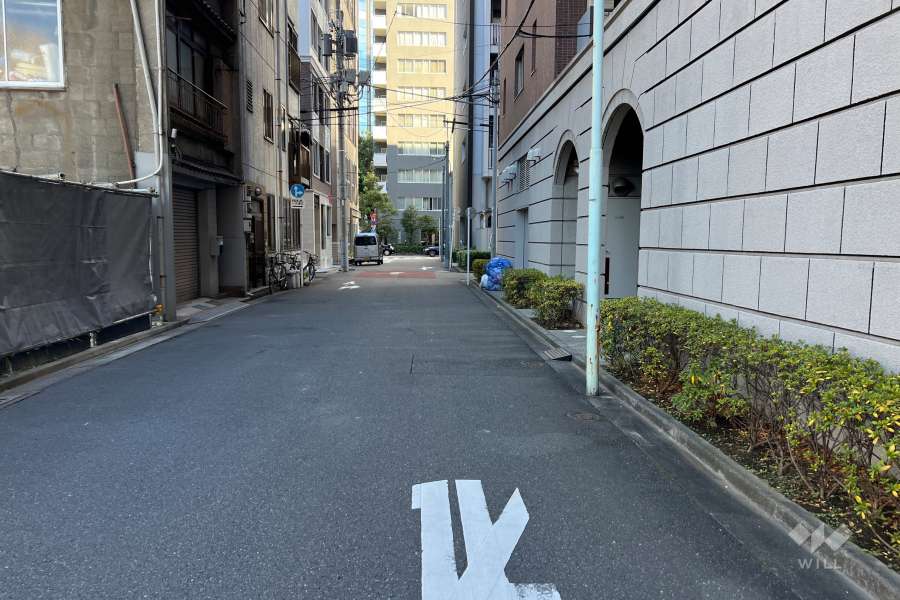 敷地の北西側前面道路（南西側から）
