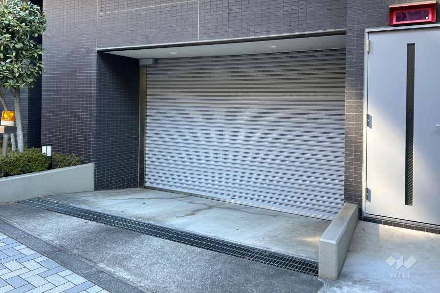 駐車場の出入り口（シャッター付き）