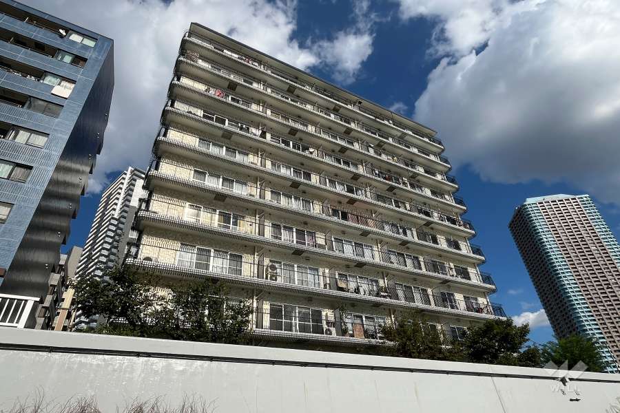 秀和新川レジデンスの外観（北西側から）