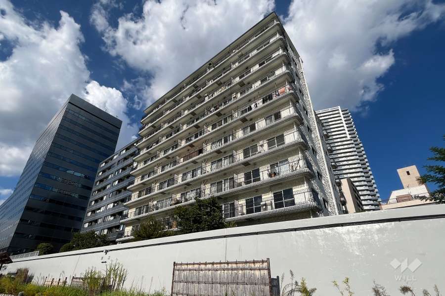 秀和新川レジデンスの外観（南西側から）