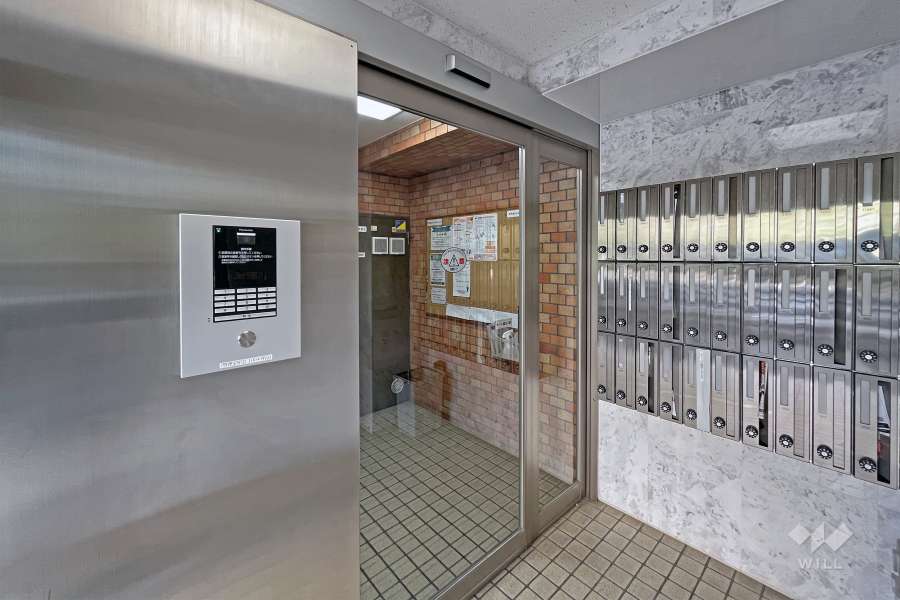 エントランスはオートロック付きです。