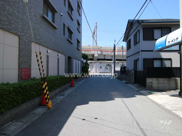 敷地東側の前面道路（南側から）
