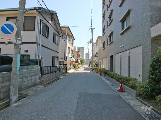 敷地東側の前面道路（北側から）