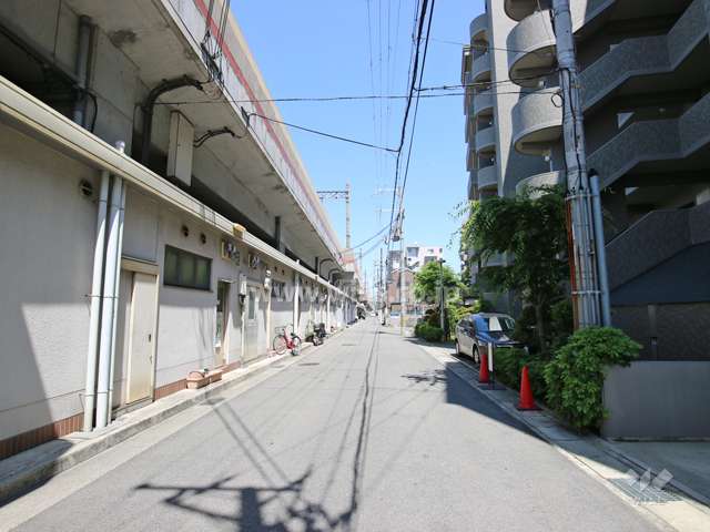 敷地北側の前面道路（西側から）