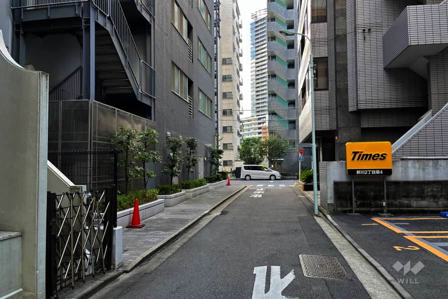 敷地北西側の前面道路（北東側から）