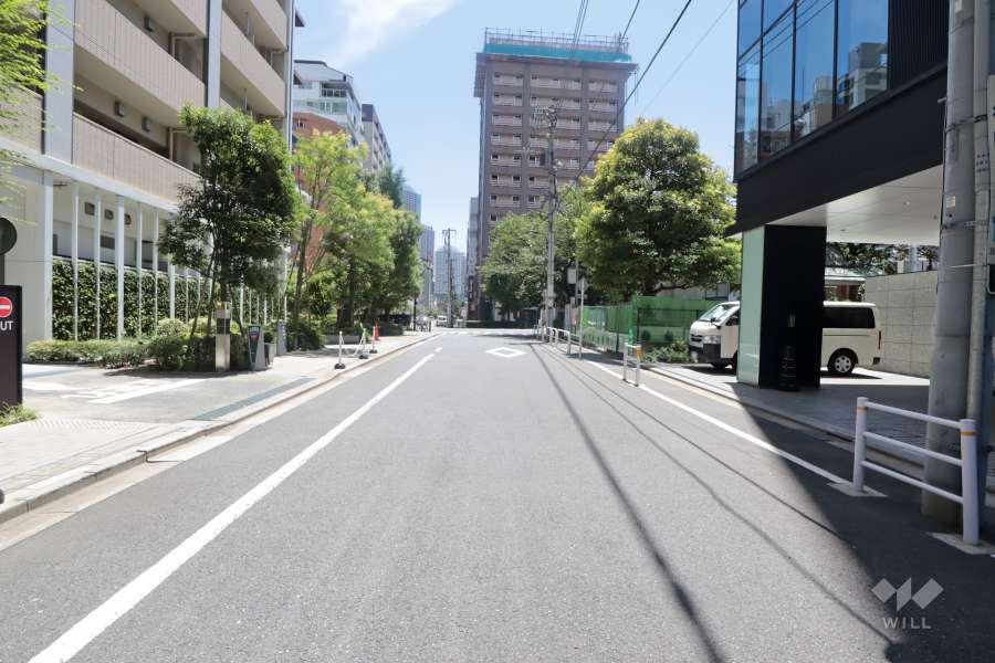 敷地西側の前面道路