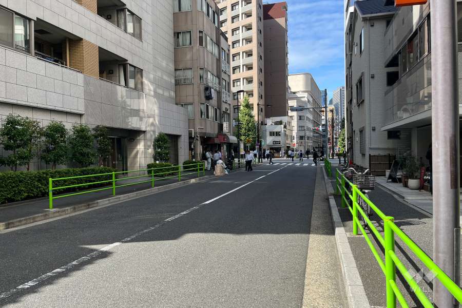 敷地の東側前面道路（南側から）