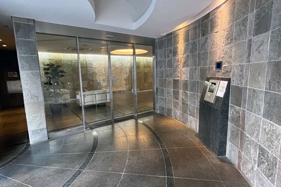 エントランスはオートロック付きです。