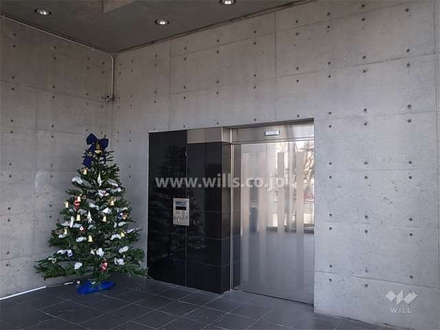 エントランスは吹き抜けで、壁はコンクリート打ち放しです。