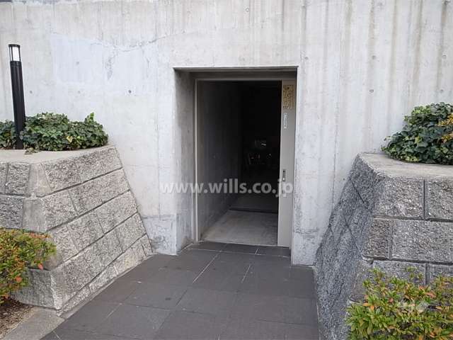 屋内にある駐輪場入り口