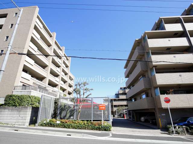 南ひな壇で、前面の建物とは間隔があります。