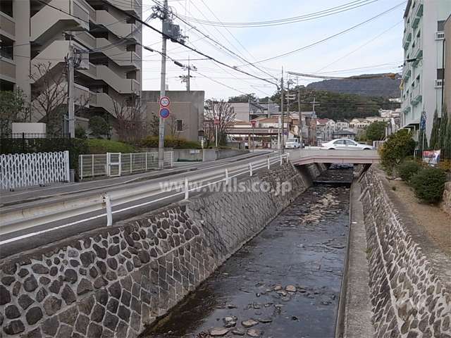 敷地の北側には中新田川が流れています。