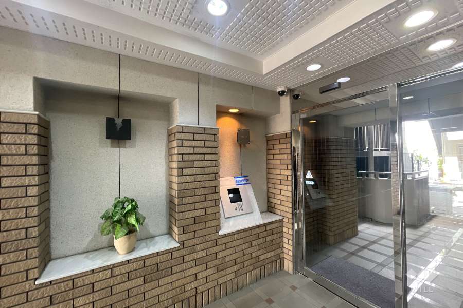 エントランスはオートロック付きです。
