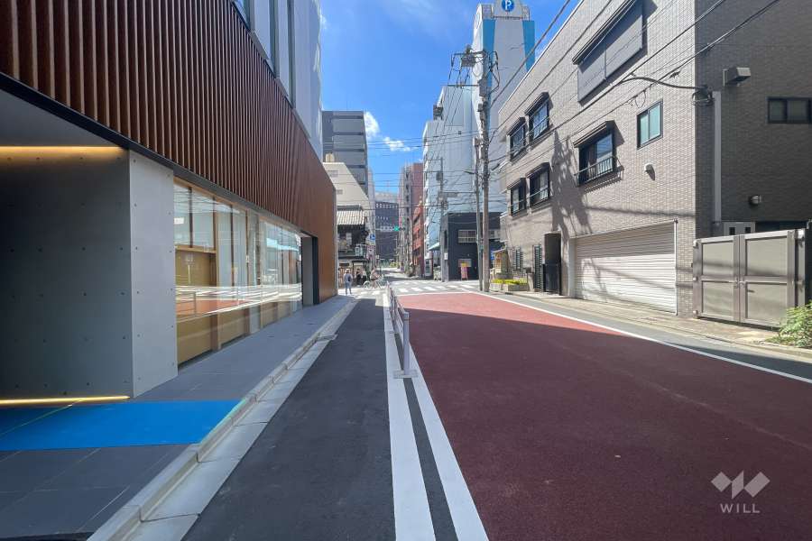 敷地西側の前面道路