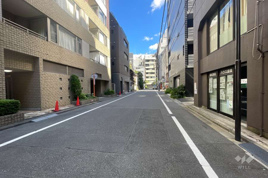 敷地西側の前面道路