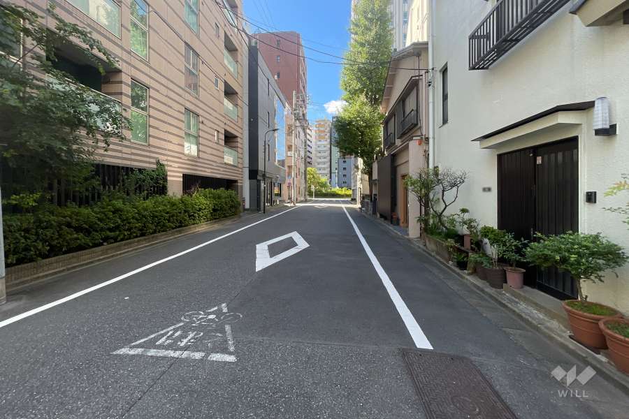 敷地西側の前面道路