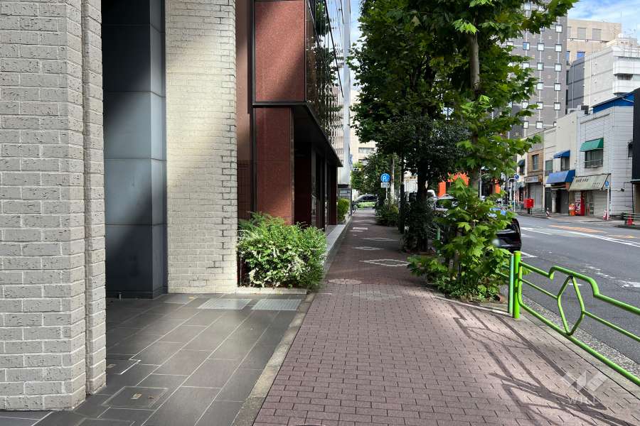 敷地の東側前面道路（南側から）