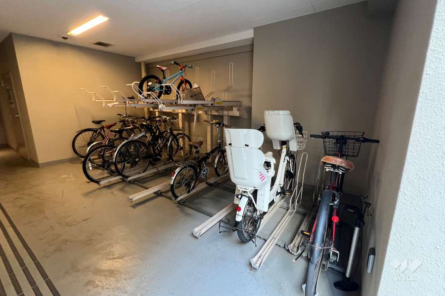 屋内に設けられた駐輪場