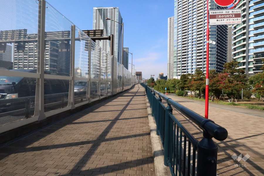 敷地南西側の前面道路(南東側から)
